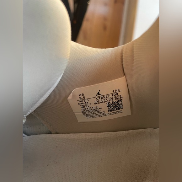 Jordan 4 Retro White Oreo - Picture 6 of 9